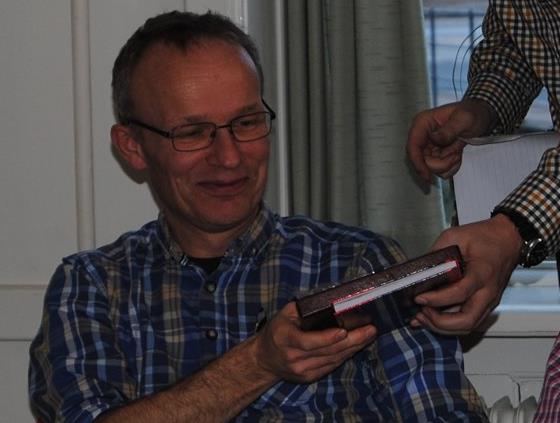 Morten Riis modtager her Bolettes vandrepræmie på racens årsmøde 1/2 2015.